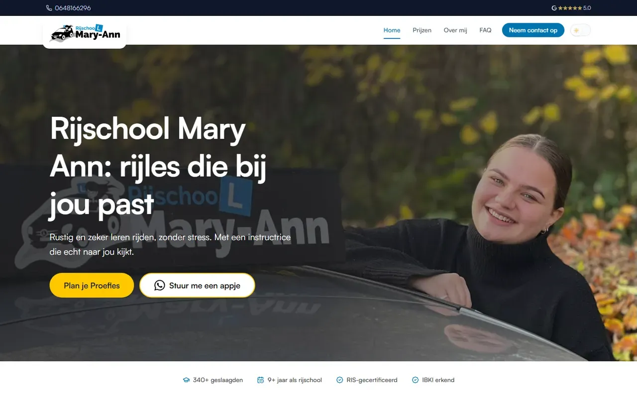Homepage van Rijschool Mary-Ann met een foto van een lachende vrouw bij de lesauto en de kop Rijschool Mary Ann: rijles die bij jou past.