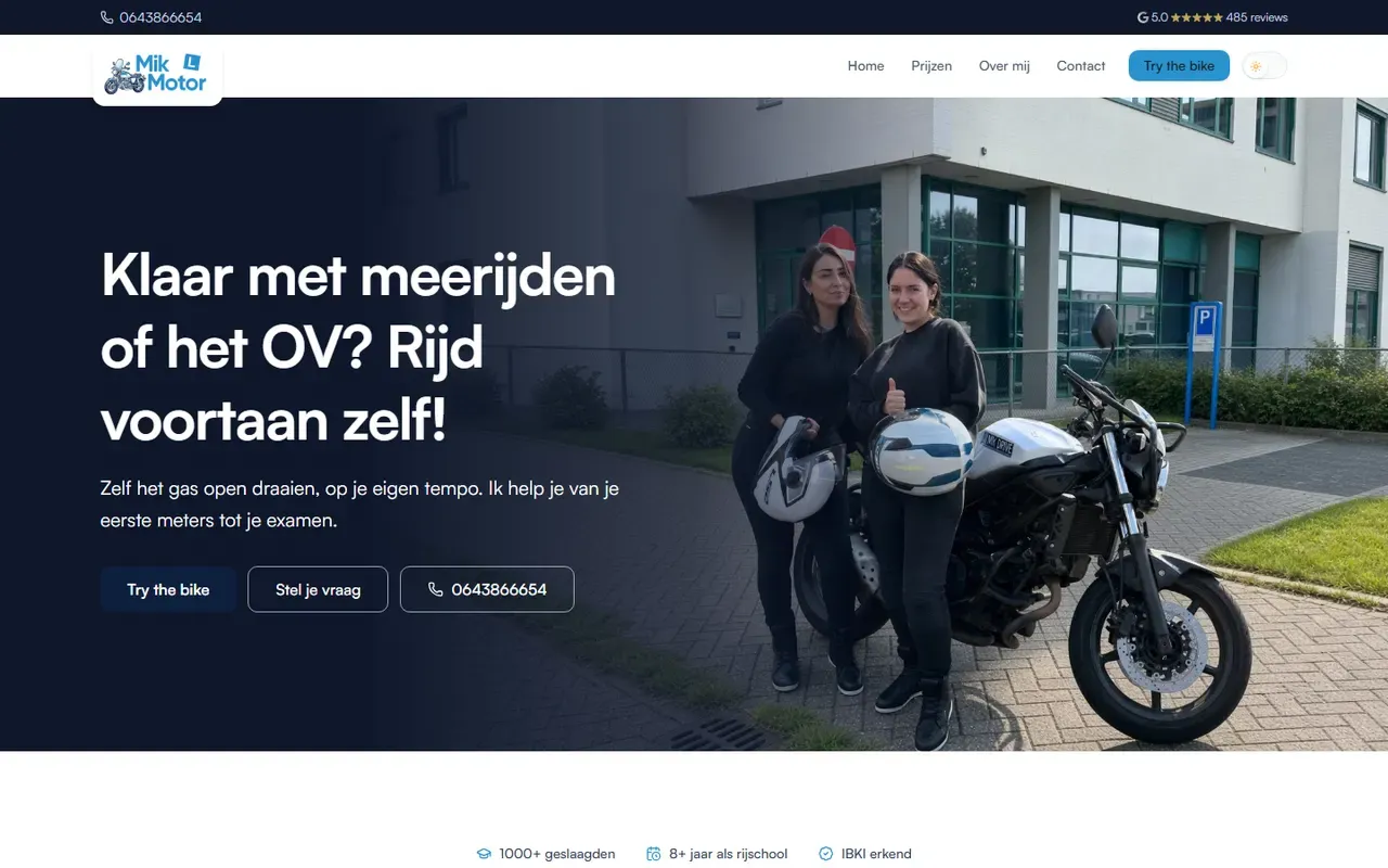 Homepage van MikMotor met een foto van twee vrouwen bij een motor en de kop Klaar met meerijden of het OV? Rijd voortaan zelf!